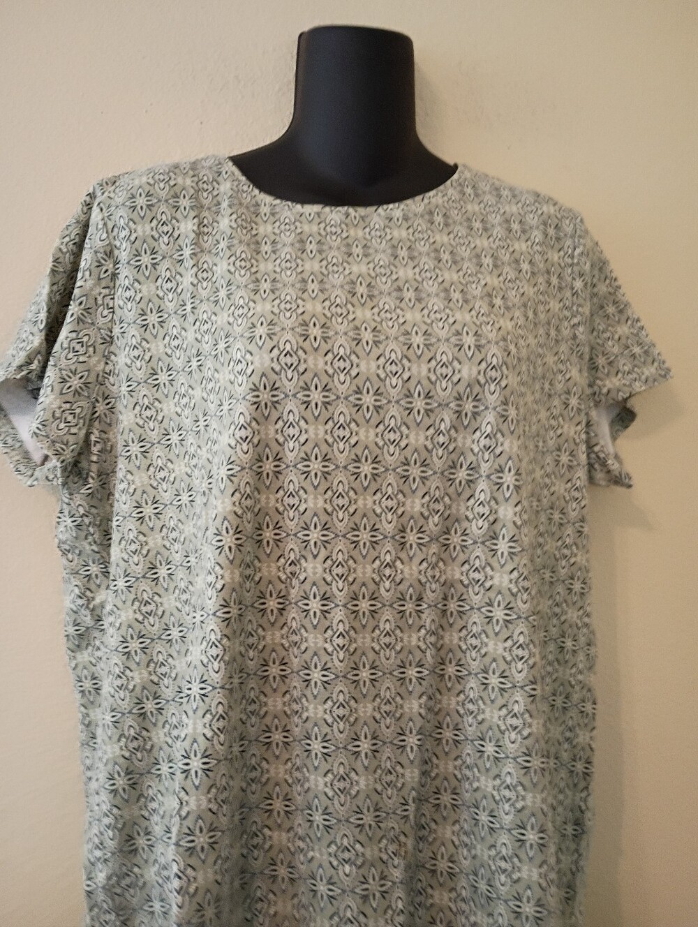 geometric print top beige black Croft & Barrow The Classic Tee Short Sleeve Top - Picture 4 of 9